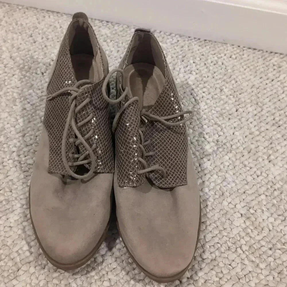 Gloria Vanderbilt Tan Lace Up Boots - Picture 2 of 7